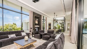 TV, peis, bøker og musikkbibliotek