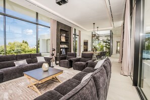 TV, peis, bøker og musikkbibliotek