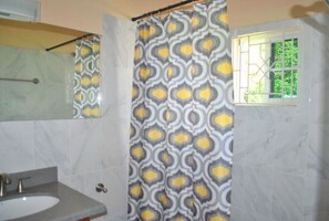 Tina, toallas, papel de baño 