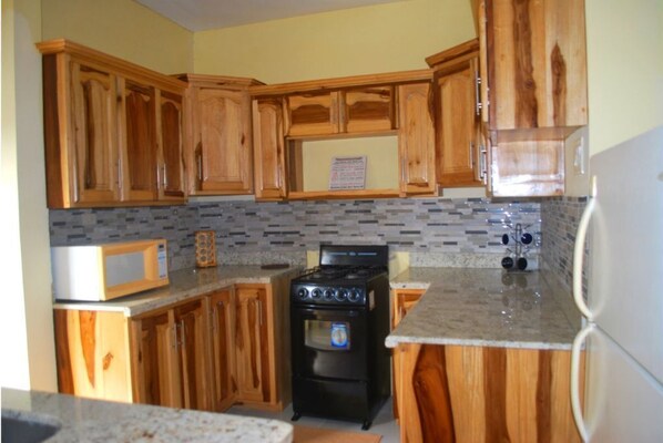 Kühlschrank, Mikrowelle, Herdplatte, Wasserkocher mit Kaffee-/Teezubehör