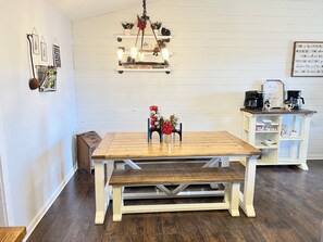 Dining - Mountains are Calling! 1 Level Cabin!  Mins to Pkwy! Xfinity WWW and TV! (Sevierville)