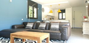 Smart-tv, een open haard, een tafeltennistafel en een kantoor