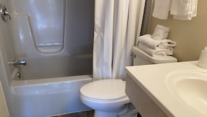 Kylpyhuone, jossa on kylpyamme, wc ja pesuallas.