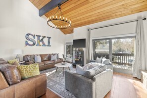 Smart TV, chimenea, videojuegos y reproductor de DVD 