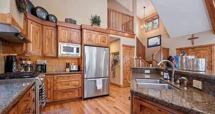 Peaceful Cabin with a hot tub and outdoor fireplace. Ski in ski out property.