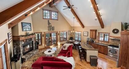 Peaceful Cabin with a hot tub and outdoor fireplace. Ski in ski out property.