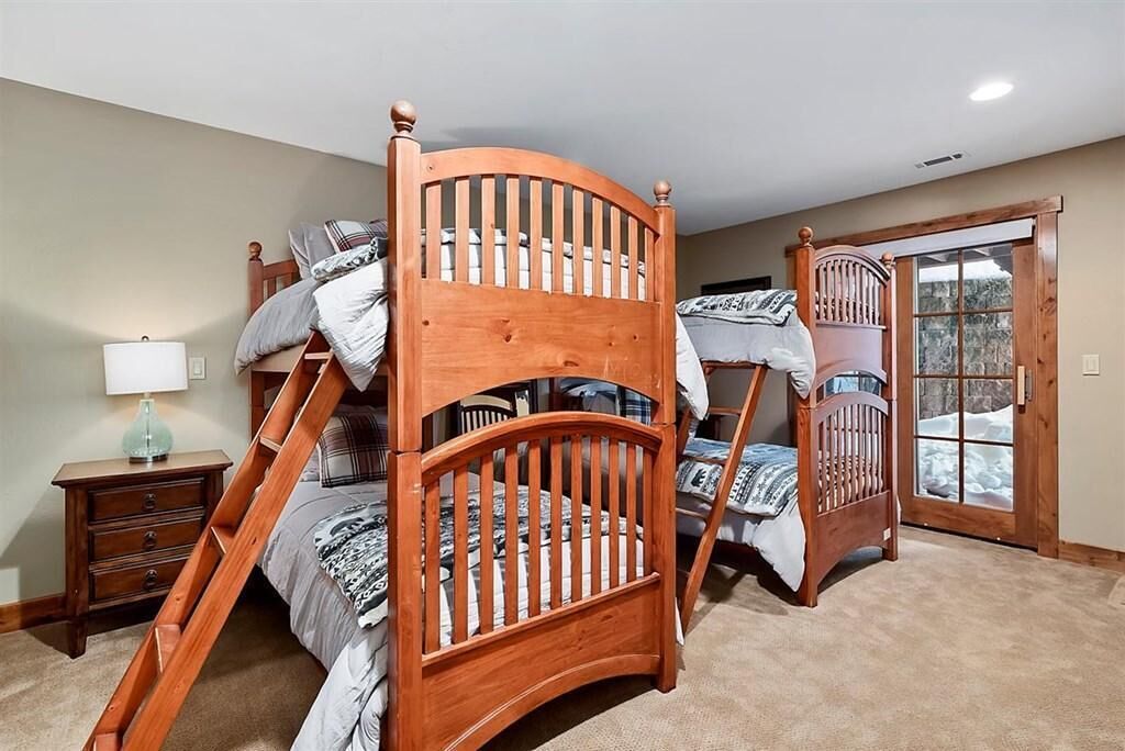 4 bedrooms, desk, WiFi, bed sheets