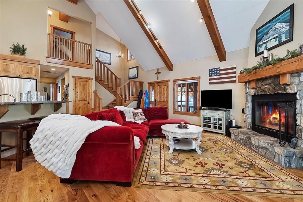 Peaceful Cabin with a hot tub and outdoor fireplace. Ski in ski out property.