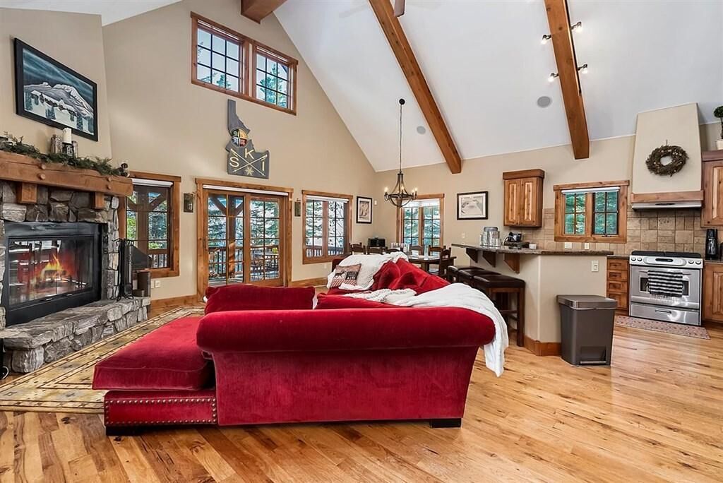 Peaceful Cabin with a hot tub and outdoor fireplace. Ski in ski out property.