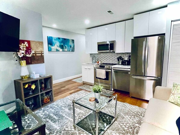 Kjøleskap, mikrobølgeovn, ovn og kokeplater