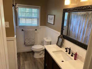 Combined shower/bathtub, hair dryer, towels, shampoo