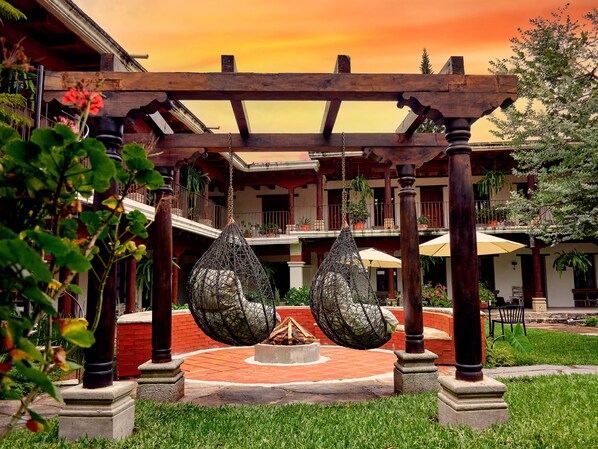 Garden - Hotel Cacique Real (Antigua Guatemala)