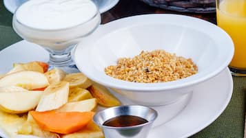 Komplett frokost hver dag (USD 10 per person)