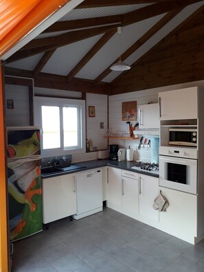 Frigorifero, microonde, forno, piano cottura
