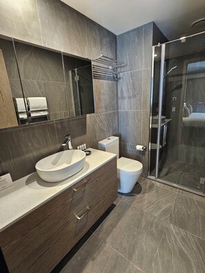 Superior Apartment, 2 Bedrooms, Balcony, Mountain View | Bathroom | Shower, free toiletries, hair dryer, towels - Quest Queenstown (Queenstown)
