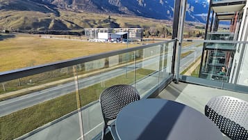 Apartamento superior, 2 quartos, sacada, vista para a montanha | Terraço/pátio