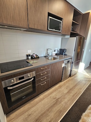 Superior Apartment, 2 Bedrooms, Balcony, Mountain View | Private kitchen