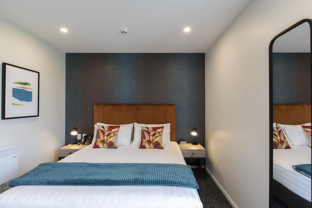 2 bedrooms, desk, laptop workspace, blackout curtains