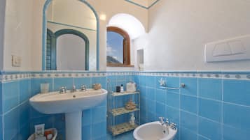 Casa Confort | Baño | Secadora de cabello, bidet, toallas, jabón