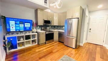 Een koelkast, een magnetron, een oven, een kookplaat