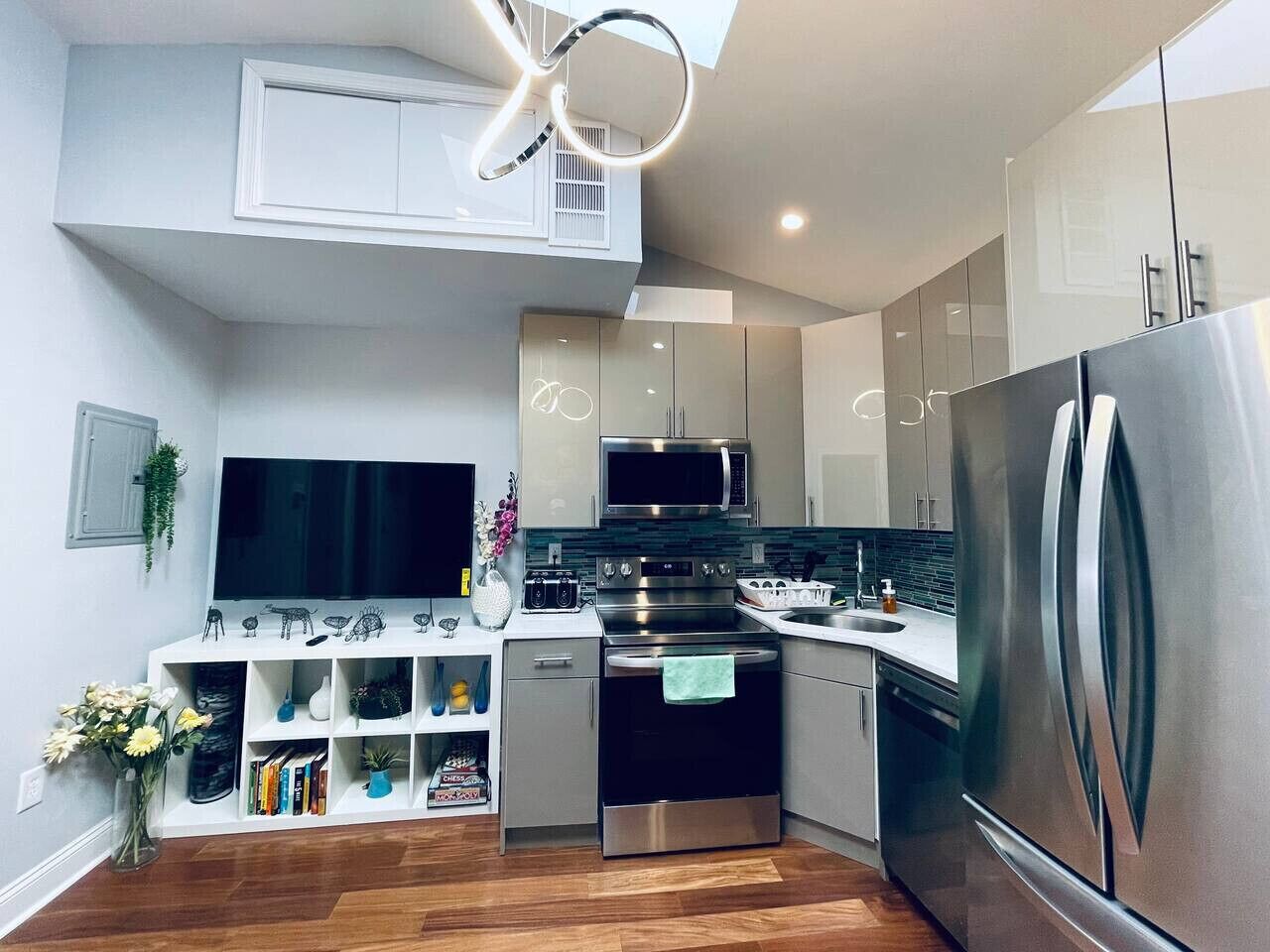 Køleskab, mikrobølgeovn, ovn, kogeplade