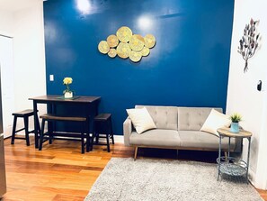 TV - Downtown City Hall near Kimmel Center 2BD Suite (Philadelphia)