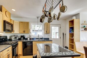 Fridge, microwave, stovetop, dishwasher - Downtown Brevard Home: Walk to Bars & Breweries! (Brevard)