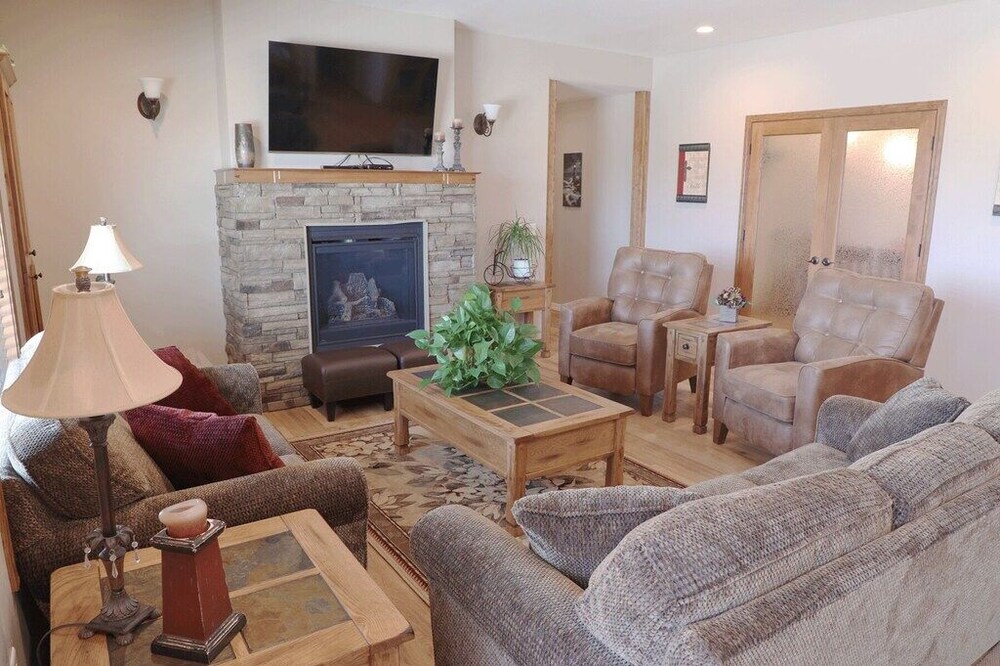 11 Bedroom, 12 Bath with amazing kitchen, living & dining areas. All one level!