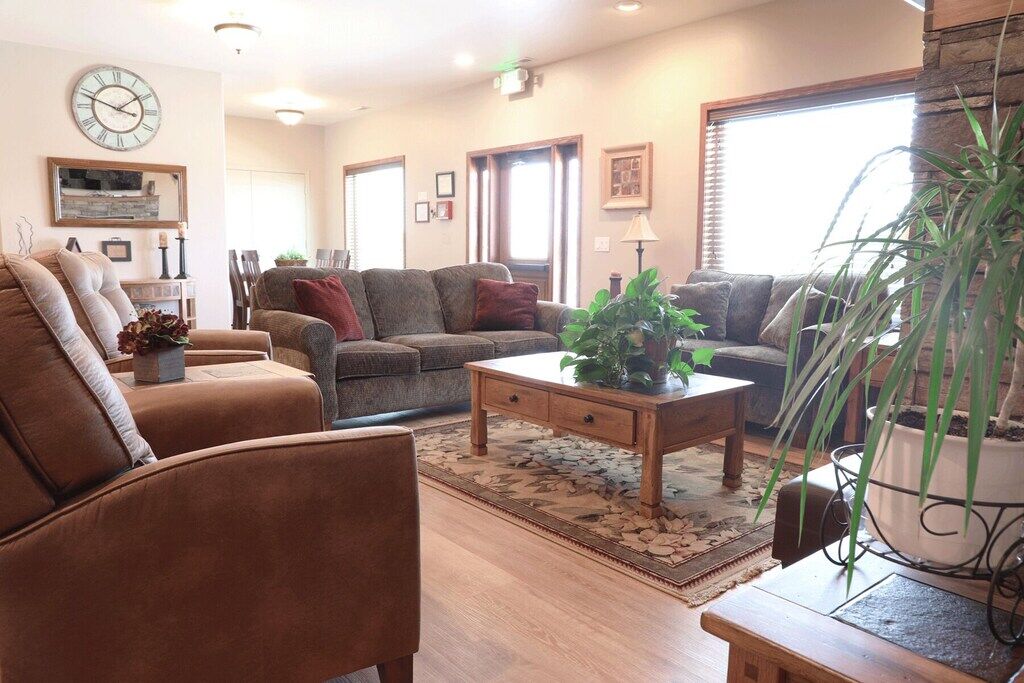 11 Bedroom, 12 Bath with amazing kitchen, living & dining areas. All one level! 