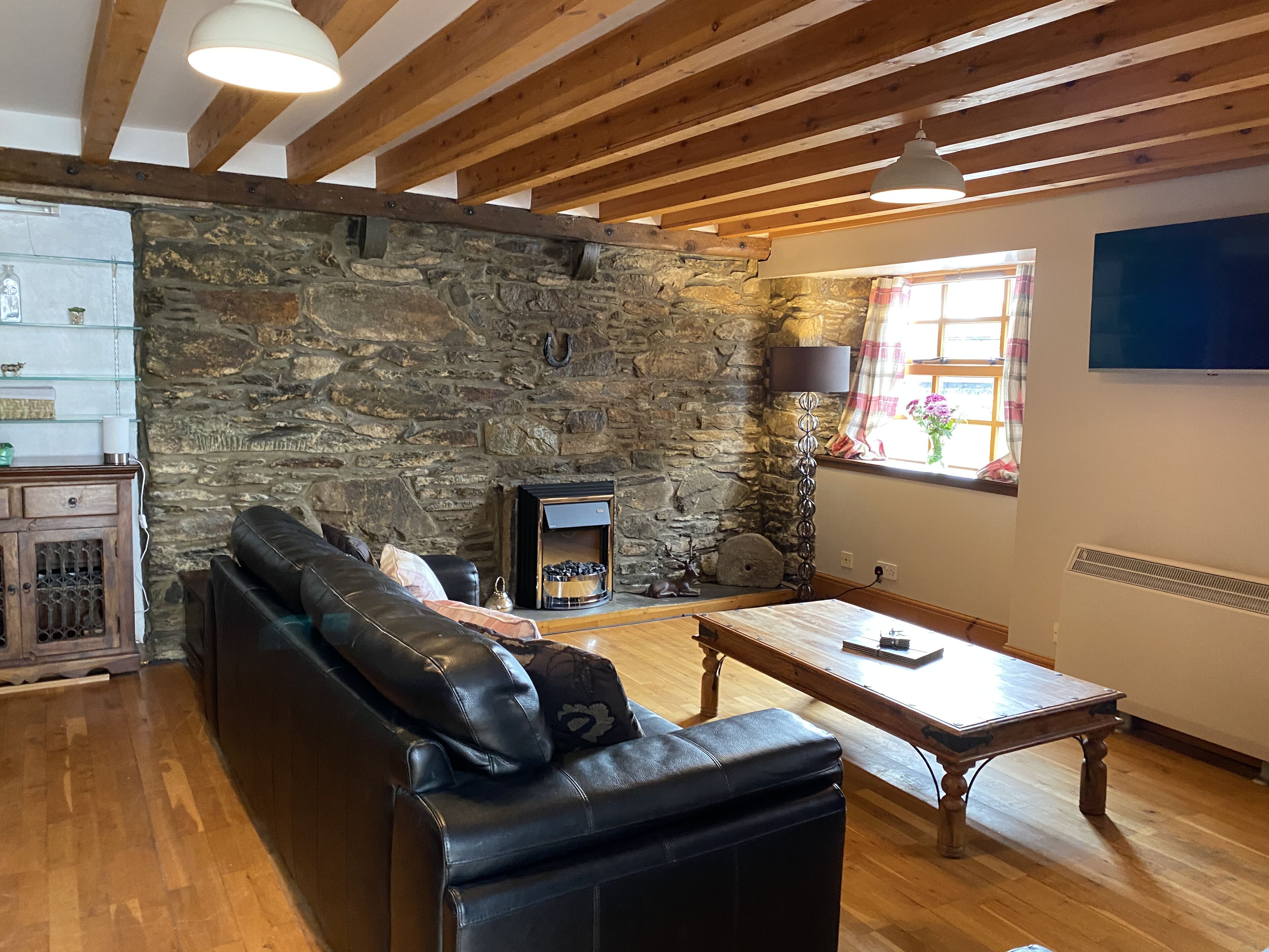 Smart TV, fireplace