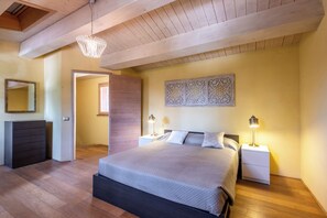 3 soverom, skrivebord, strykejern/-brett og reiseseng for barn