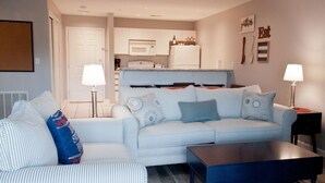 Kondominium (Americondo -Sleeps 8!  Amazing Golf V) | Ruang keluarga | Smart TV dan meja tenis meja