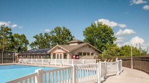 Apartment (Bella Restare -  Sleeps 8-10, walk to) | Pool | Innenpool, Außenpool