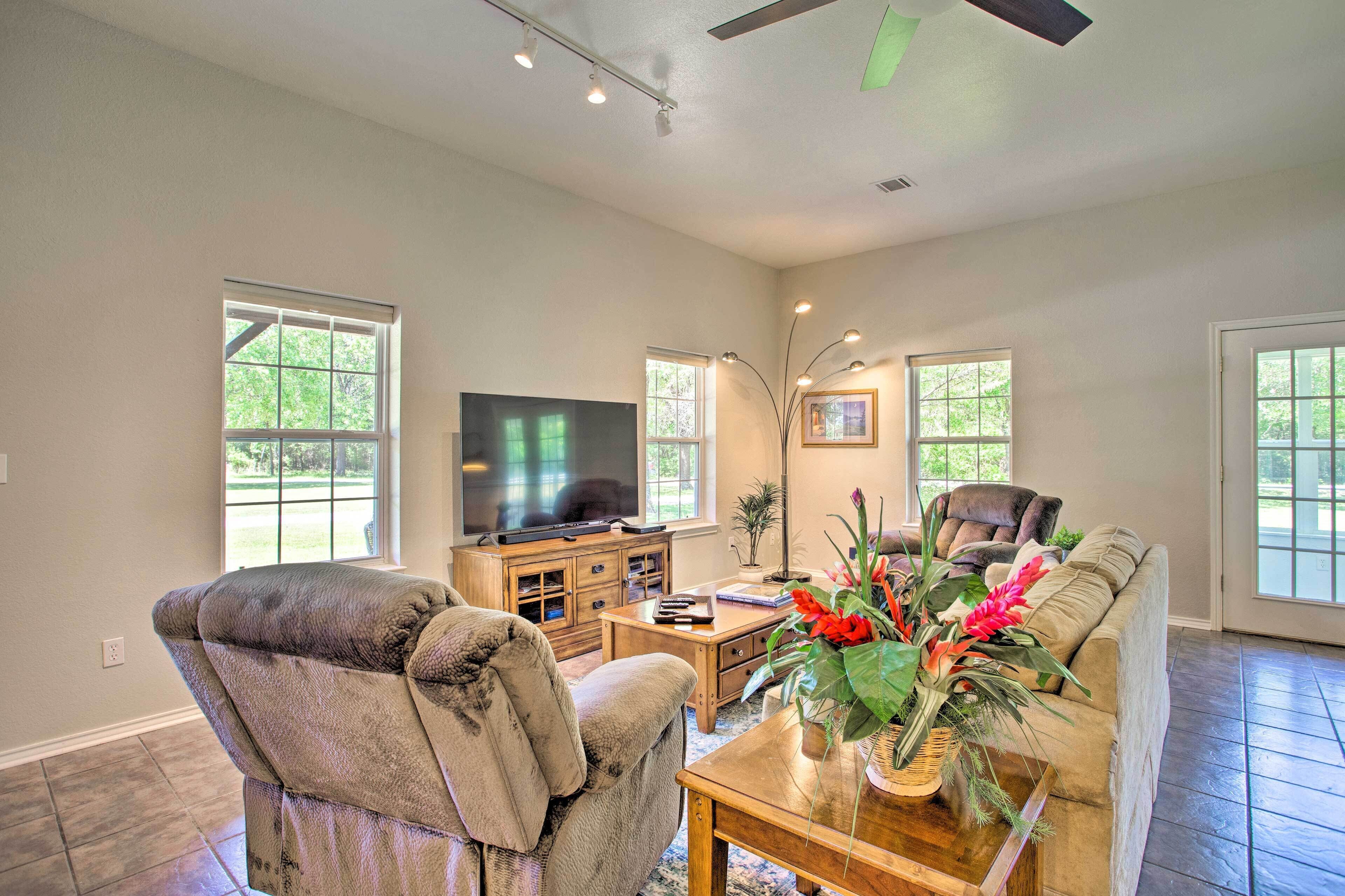 Beautiful Lake Murray Retreat <1 Mi to Lake!