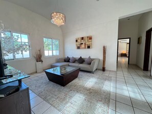 TV connectée, baby-foot, espaces bureaux