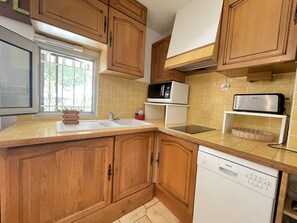 Kühlschrank, Mikrowelle, Geschirrspüler, Kochgeschirr/Geschirr/Besteck