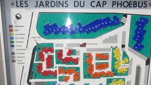 En planritning över Les Jardins du Cap Phoebus, där olika områden är markerade och namngivna efter de olika faciliteterna, till exempel Hesperides, Eden och Alhambra.