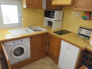 Fridge, microwave, dishwasher, cookware/dishes/utensils - APPARTEMENT BIEN EQUIPE EN REZ DE JARDIN ENTRE PLAGE ET CENTRE PORT (Agde)