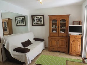 Living area - APPARTEMENT BIEN EQUIPE EN REZ DE JARDIN ENTRE PLAGE ET CENTRE PORT (Agde)