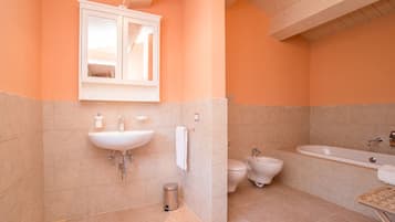 Combined shower/bathtub, hair dryer, bidet, towels