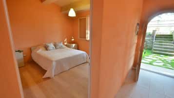 3 bedrooms, desk, iron/ironing board, travel cot