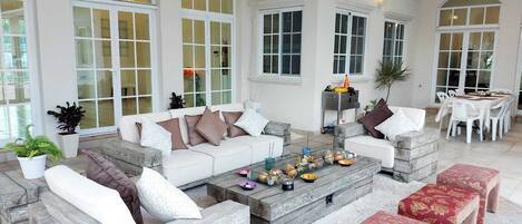 屋外ダイニングエリア