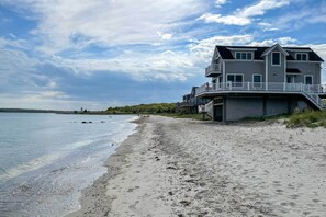 På stranden