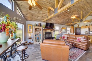 TV, DVD player, books - Incredible Log Home: 1 Mile from Lake Tenkiller (Vian)