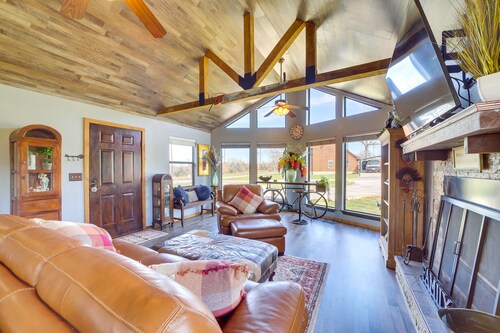 Incredible Log Home: 1 Mile from Lake Tenkiller