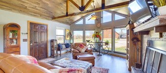 Incredible Log Home: 1 Mile from Lake Tenkiller