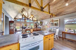 Fridge, microwave, stovetop, dishwasher - Incredible Log Home: 1 Mile from Lake Tenkiller (Vian)