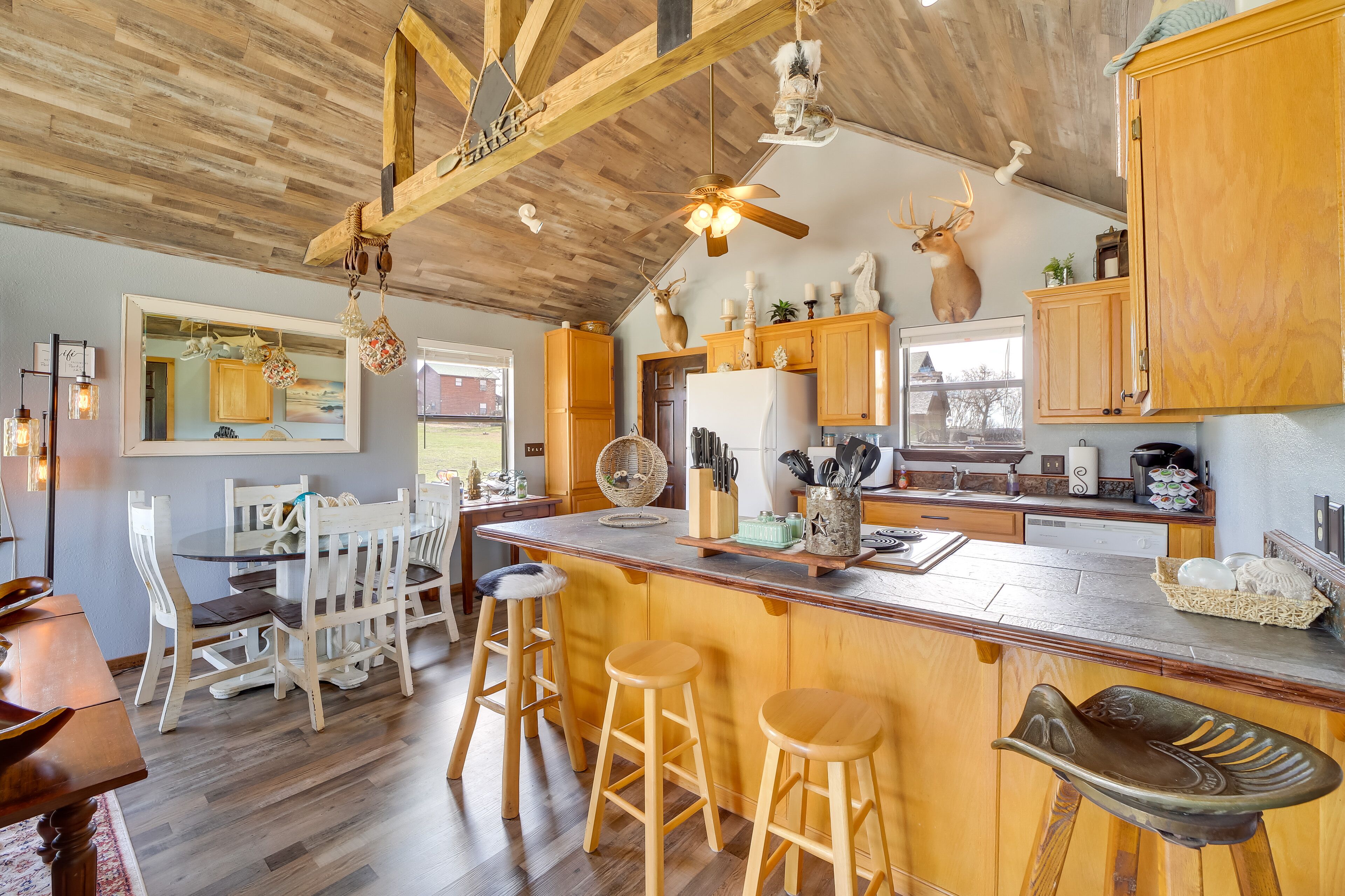 Cozy Vian Cabin w/ Deck & Grill < 1 Mi to Lake!