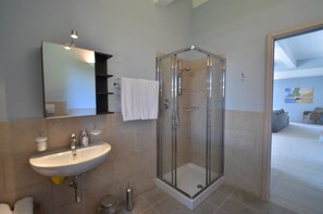 Ensemble douche/baignoire, sèche-cheveux, bidet, serviettes fournies