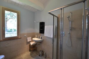 Combinazione doccia/vasca, asciugacapelli, bidet, asciugamani